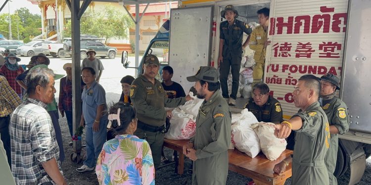 “บิณฑ์” ไม่ทอดทิ้งชาวบางบ่อ นำทีม “มูลนิธิร่วมกตัญญู” มอบถุงยังชีพ จากกรณีน้ำท่วมเมื่อช่วงต้นเดือนที่ผ่านมา