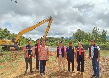 “สจ.ณัฐชนนท์ พรรัตนอนันต์” และคณะผู้บริหารทต.บ้านถิ่น ดูการขุดลอกกำจัดวัชพืชที่กีดขวางทางน้ำบริเวณห้วยถ้ำเรือ