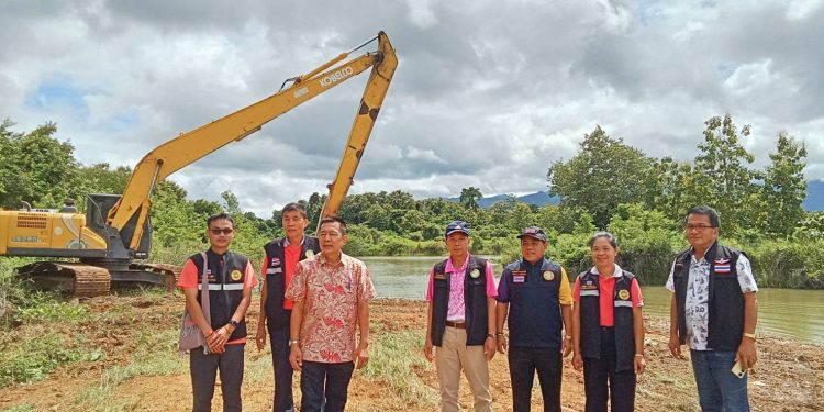 “สจ.ณัฐชนนท์ พรรัตนอนันต์” และคณะผู้บริหารทต.บ้านถิ่น ดูการขุดลอกกำจัดวัชพืชที่กีดขวางทางน้ำบริเวณห้วยถ้ำเรือ