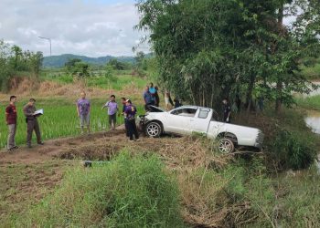 กรรมติดจรวด พ่อเฒ่าวัย 70 ปี ขับกระบะชนแล้วหนี สุดท้ายพุ่งชนริมฝั่งดับคาซากรถ