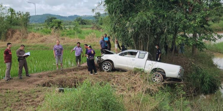 กรรมติดจรวด พ่อเฒ่าวัย 70 ปี ขับกระบะชนแล้วหนี สุดท้ายพุ่งชนริมฝั่งดับคาซากรถ