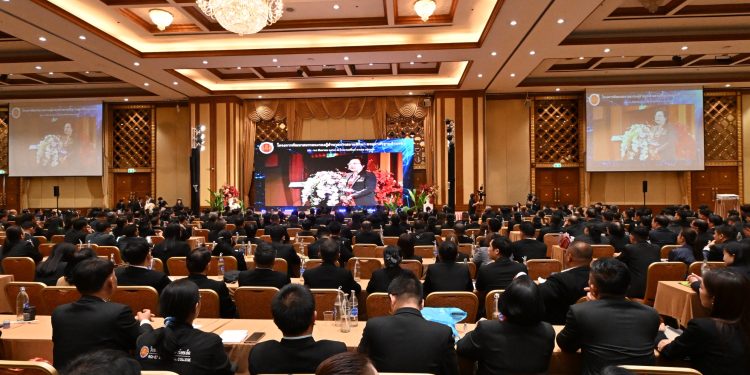 เลขาธิการ ยศพล ปิดโครงการพัฒนาสมรรถนะรอง ผอ. อาชีวะ ย้ำ บริหารยุคใหม่เชื่อมโยงความรู้ คุณธรรม เน้นบริหารตน-คน-งาน อย่างสมดุล