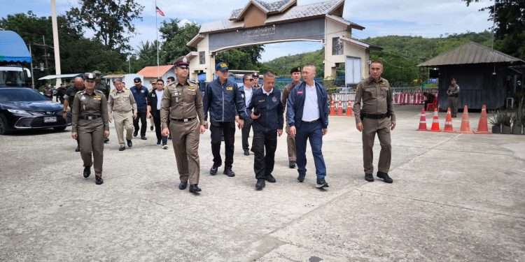 จันทบุรี/ผู้อำนวยการศูนย์ ปราบปรามอาชญากรรมทางเทคโนโลยีสารสนเทศ และการสื่อสารสำนักงานตำรวจแห่งชาติ นำทีมเจ้าหน้าที่หน่วยบังคับใช้กฎหมายจาก 8 ประเทศ และ 3 องค์กรระหว่างประเทศ พร้อมเผย ทุกประเทศเห็นพ้องต้องกันที่จะร่วมกับประเทศไทยปราบแก๊งคอลเซ็นเตอร์อย่างจริงจัง 12 จันทบุรี/ผู้อำนวยการศูนย์ ปราบปรามอาชญากรรมทางเทคโนโลยีสารสนเทศ และการสื่อสารสำนักงานตำรวจแห่งชาติ นำทีมเจ้าหน้าที่หน่วยบังคับใช้กฎหมายจาก 8 ประเทศ และ 3 องค์กรระหว่างประเทศ พร้อมเผย ทุกประเทศเห็นพ้องต้องกันที่จะร่วมกับประเทศไทยปราบแก๊งคอลเซ็นเตอร์อย่างจริงจัง