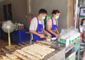 มหาสารคามสามีภรรยาผันโอกาสจากลูกจ้าง มาเปิดร้านเองสร้างรายได้ จากการขายกล้วยปิง ส่งลูกสาวเรียนจบระดับปริญญาตรีและ สอบบรรจุครู 18 มหาสารคามสามีภรรยาผันโอกาสจากลูกจ้าง มาเปิดร้านเองสร้างรายได้ จากการขายกล้วยปิง ส่งลูกสาวเรียนจบระดับปริญญาตรีและ สอบบรรจุครู