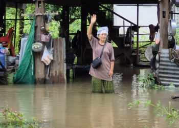 อำนาจเจริญ อ่วม ท่วมบ้านเรือน นาข้าว ระนาวชลประทานเร่งระบายน้ำออกจากอ่างทุกอ่าง หลังฝนกระหน่ำทั้งวันทั้งคืน ชาวบ้านท้ายเขื่อน วอนขอความช่วยเหลือ หลังเจอน้ำไหลทะลักเข้าท่วมบ้าน ต้องขนของหนีน้ำกันจ้าละหวั่นตลอดทั้งคืน