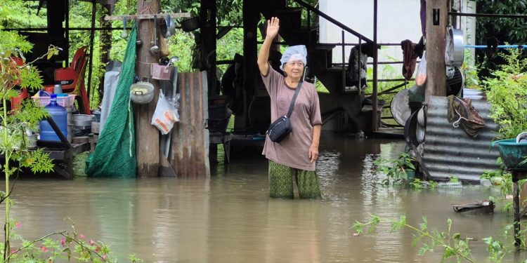 อำนาจเจริญ อ่วม ท่วมบ้านเรือน นาข้าว ระนาวชลประทานเร่งระบายน้ำออกจากอ่างทุกอ่าง หลังฝนกระหน่ำทั้งวันทั้งคืน ชาวบ้านท้ายเขื่อน วอนขอความช่วยเหลือ หลังเจอน้ำไหลทะลักเข้าท่วมบ้าน ต้องขนของหนีน้ำกันจ้าละหวั่นตลอดทั้งคืน