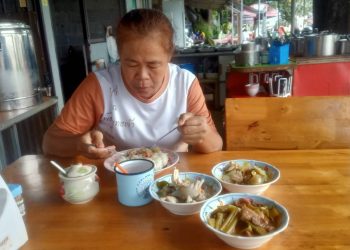 สกลนคร ชิมข้าวแกงยายอ้วนหน้า ตชด.23 ราคาเริ่มต้นที่ 10 บาท