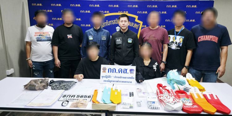 ดส.รวบ เอเย่นต์ หัวพอร์ตซอมบี้ แกะรอยขยายผล ล่อจับเจ้าของยานรก ชาวสิงคโปร์ พร้อมแฟนสาว ยึดทรัพย์และของกลางอื้อ