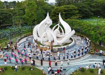 สกลนคร บวงสรวงพญานาคเผือก นักเสี่ยงโชคส่องเลขเด็ด