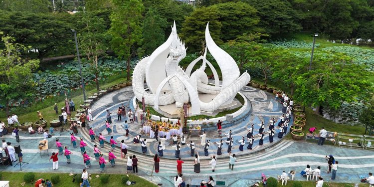 สกลนคร บวงสรวงพญานาคเผือก นักเสี่ยงโชคส่องเลขเด็ด