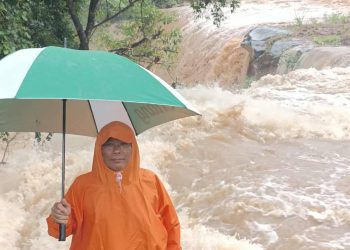 ชัยภูมิ น้ำป่าสีแดงขุ่นไหลหลากท่วมสะพานข้ามห้วยฝรั่งชาวบ้าน300ครัวเรือนถูกตัดขาด ผู้ประกอบการโคนมต้องประสบปัญหานำนมออกส่งตลาดไม่ได้วอนเร่งแก้ไขด่วน