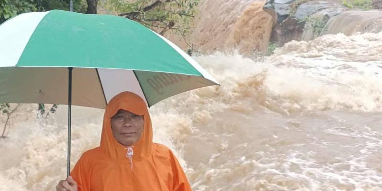 ชัยภูมิ น้ำป่าสีแดงขุ่นไหลหลากท่วมสะพานข้ามห้วยฝรั่งชาวบ้าน300ครัวเรือนถูกตัดขาด ผู้ประกอบการโคนมต้องประสบปัญหานำนมออกส่งตลาดไม่ได้วอนเร่งแก้ไขด่วน