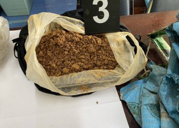 กญจนบุรี – ไม่เข็ด กล้องวงจรปิดส่งสัญญาณเตือนภัย พบแก๊งลักลอบขุดดินร่อนแร่ทองคำเคลื่อนไหวกลางป่า จนท.ระดมกำลังซุ่มโป่ง รวบได้ 3 ราย สารภาพนำไปจำหน่ายให้ร้านรับซื้อในหมู่บ้าน จ่อรอคิวเข้าคุก