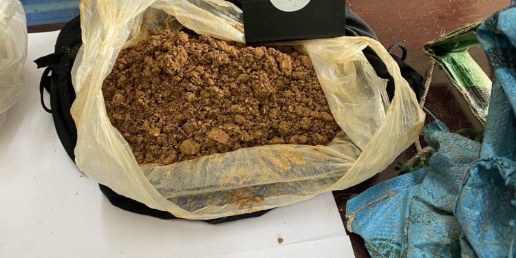 กญจนบุรี – ไม่เข็ด กล้องวงจรปิดส่งสัญญาณเตือนภัย พบแก๊งลักลอบขุดดินร่อนแร่ทองคำเคลื่อนไหวกลางป่า จนท.ระดมกำลังซุ่มโป่ง รวบได้ 3 ราย สารภาพนำไปจำหน่ายให้ร้านรับซื้อในหมู่บ้าน จ่อรอคิวเข้าคุก