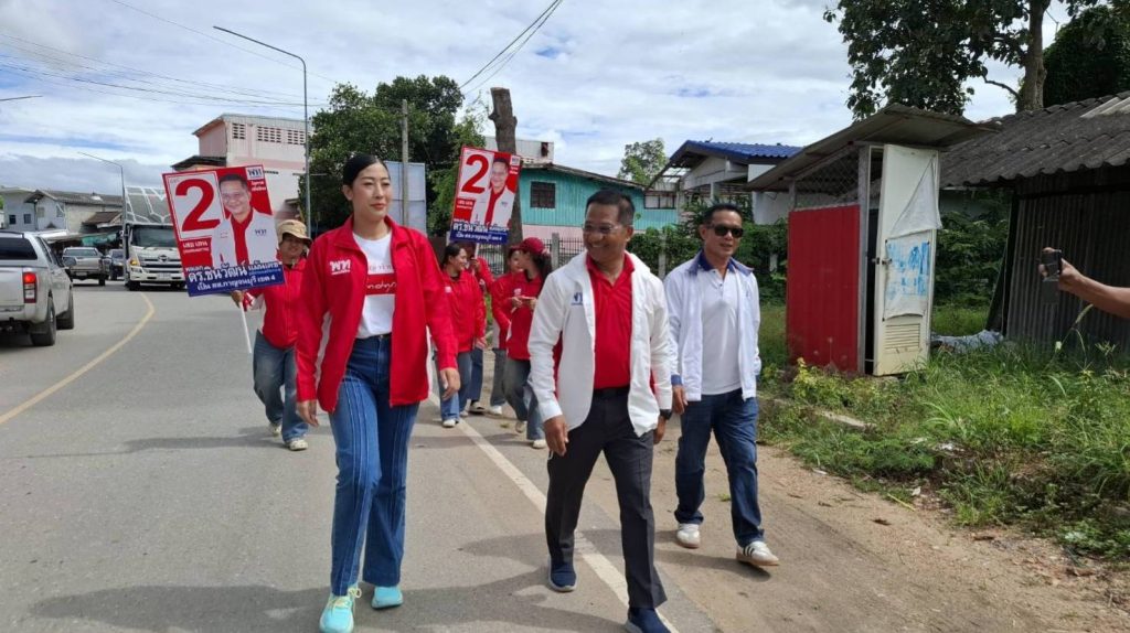 กาญจนบุรี – คึกคักผู้สมัครทั้ง 2 พรรคเริ่มเดินเคาะประตูกันแล้ว! ผู้สมัครเลือกตั้งซ่อมเขต 4 มีผู้ลงสมัครเพียง 2 ท่าน เบอร์ 1 ทายาทรัฐมนตรีช่วยมหาดไทย ลงในนามพรรคน้ำเงิน ส่วนเบอร์ 2 อดีต พลเอกเกษียณราชการ ลงในนามพรรคเสื้อแดง 13 Talknews Online