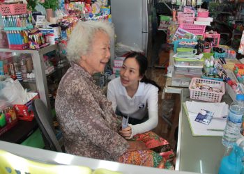 กาญจนบุรี – คึกคักผู้สมัครทั้ง 2 พรรคเริ่มเดินเคาะประตูกันแล้ว! ผู้สมัครเลือกตั้งซ่อมเขต 4 มีผู้ลงสมัครเพียง 2 ท่าน เบอร์ 1 ทายาทรัฐมนตรีช่วยมหาดไทย ลงในนามพรรคน้ำเงิน ส่วนเบอร์ 2 อดีต พลเอกเกษียณราชการ ลงในนามพรรคเสื้อแดง