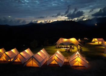 พังงา-สาวใหญ่นักบัญชี ปรับสวนยางพาราเก่าเป็นจุดชมวิวสุดปัง อธิการ์เด้น แคมป์ปิ้ง กลางคืนดูดาวเช้าชมพระอาทิตย์ขึ้นและทะเลหมอกแบบ360องศา รางวัลDARK SKY 2024
