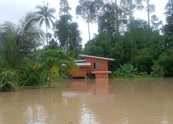 ปราจีนบุรี น้ำป่าทะลักเข้าท่วมบ้านประชาชนกลางดึก