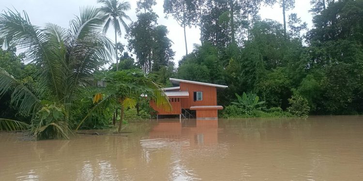 ปราจีนบุรี น้ำป่าทะลักเข้าท่วมบ้านประชาชนกลางดึก