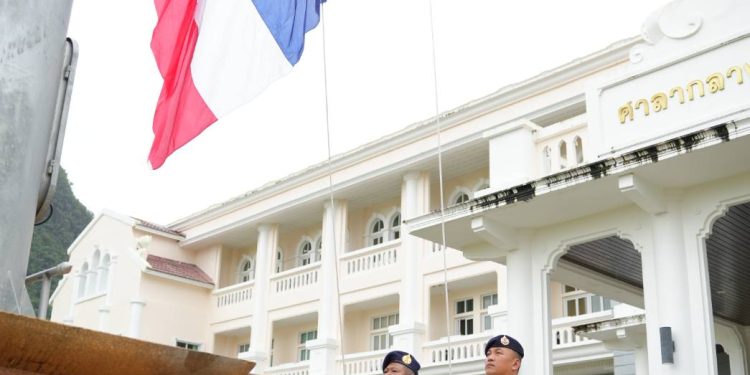 ผู้ว่าฯพังงา นำข้าราชการเคารพธงชาติ ร้องเพลงชาติ เนื่องใน วันพระราชทานธงชาติไทย 28 กันยายน 108 ปี