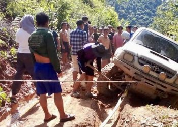 เกิดอุบัติเหตุรถไหลลงข้างทาง (บ.กลอเซโล – บ.กอมูเดอ) ขอให้นักท่องเที่ยวเดินทางด้วยความระมัดระวัง เนื่องจากทางแคบ ดินสไลด์ ถนนถูกน้ำกัดเซาะ