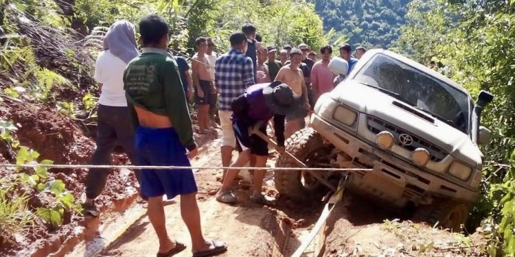 เกิดอุบัติเหตุรถไหลลงข้างทาง (บ.กลอเซโล – บ.กอมูเดอ) ขอให้นักท่องเที่ยวเดินทางด้วยความระมัดระวัง เนื่องจากทางแคบ ดินสไลด์ ถนนถูกน้ำกัดเซาะ