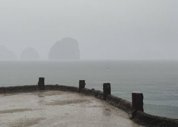 พังงา- อิทธิพลจากพายุบัวลอย ส่งผลทำให้ในแหล่งท่องเที่ยวทางทะเลมีลมกระโชกแรงฝนตกหนักประกอบกับแม่น้ำสายหลักเพิ่มสูงขึ้นและมีสีขุ่นเหลือง