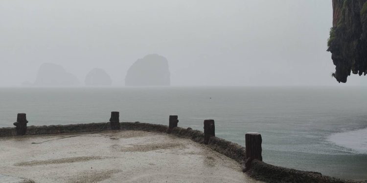 พังงา- อิทธิพลจากพายุบัวลอย ส่งผลทำให้ในแหล่งท่องเที่ยวทางทะเลมีลมกระโชกแรงฝนตกหนักประกอบกับแม่น้ำสายหลักเพิ่มสูงขึ้นและมีสีขุ่นเหลือง