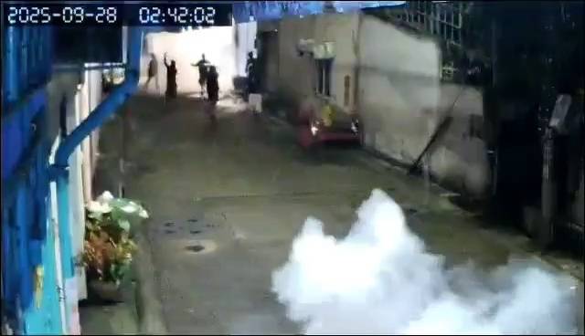 ยิ่งกว่าชายแดน!!!ชาวบ้านนอนผวาวัยรุ่นเย้ยกฎหมายปาละเบิดปิงปองกลางชุมชนย่านสำโรง 12 ยิ่งกว่าชายแดน!!!ชาวบ้านนอนผวาวัยรุ่นเย้ยกฎหมายปาละเบิดปิงปองกลางชุมชนย่านสำโรง