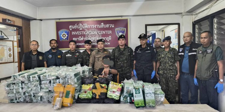 กาญจนบุรี – ชาวรางสาลี่วัย 51 ปี ใช้รถยนต์ตู้ขนยาเสพติด!! แต่ไม่รอดเจ้าหน้าที่สนธิกำลังจับได้พร้อมของกลางจำนวนมาก 12 กาญจนบุรี – ชาวรางสาลี่วัย 51 ปี ใช้รถยนต์ตู้ขนยาเสพติด!! แต่ไม่รอดเจ้าหน้าที่สนธิกำลังจับได้พร้อมของกลางจำนวนมาก