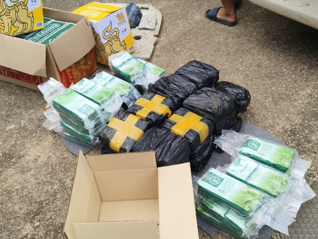 กาญจนบุรี – ชาวรางสาลี่วัย 51 ปี ใช้รถยนต์ตู้ขนยาเสพติด!! แต่ไม่รอดเจ้าหน้าที่สนธิกำลังจับได้พร้อมของกลางจำนวนมาก 13 Talknews Online