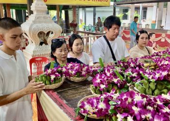 นครนายก – หนุ่มใหญ่ หอบกล้วย 100 หวี แก้บน“หลวงพ่อปากแดง”ที่ลูกชายสอบเข้า รร.นายสิบตำรวจได้สำเร็จ