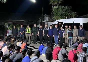 กาญจนบุรี – ต่างด้าวน่าจะโดนขบวนการหลอกไหลเข้ามาไม่หยุด!! ผกก.ตม.กาญจนบุรี-ฝ่ายปกครอง อำเภอไทรโยค ปิดหน้าปิดหลังสกัดจับรถขนแรงงานเถื่อน รวบได้ 90 คน ยึดรถ 4 คัน คนขับถูกจับ 2 หนีรอด 2 พบสุดหัวใสดัดแปลงเป็นรถขนส่ง บริษัทดัง และบรรทุกบังหน้า เป้าหมายมุ่งทำงานชลบุรี-มาเลเซีย ค่าหัว 30,000-60,000 บาท