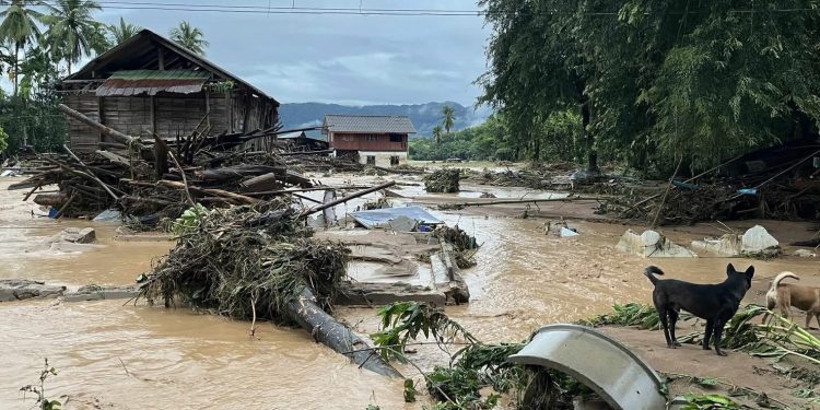 พายุบัวลอยถล่มหลายพื้นที่แม่ฮ่องสอนอ่วมหนักสถานการณ์น้ำป่าไหลหลาก อำเภอแม่สะเรียงและหลายอำเภอเจอน้ำป่าไหลหลากทำความเสียหาย ต้องเร่งระดมความช่วยเหลือด่วน