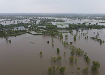 อำนาจเจริญ อิทธิพลพายุบัวลอย กระหน่ำ นาข้าว กว่า 12,000 ไร่ จมใต้น้ำเน่าตายระนาว ชลประทานเร่งระบายน้ำ เพื่อรองรับน้ำทำฝน ที่จะมีมาอีกอย่างต่อเนื่อง