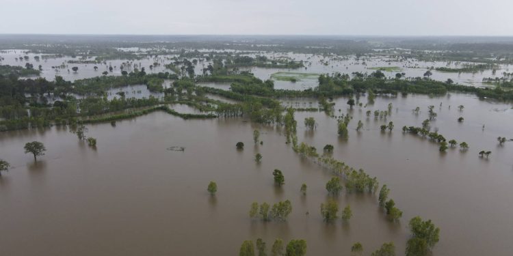 อำนาจเจริญ อิทธิพลพายุบัวลอย กระหน่ำ นาข้าว กว่า 12,000 ไร่ จมใต้น้ำเน่าตายระนาว ชลประทานเร่งระบายน้ำ เพื่อรองรับน้ำทำฝน ที่จะมีมาอีกอย่างต่อเนื่อง
