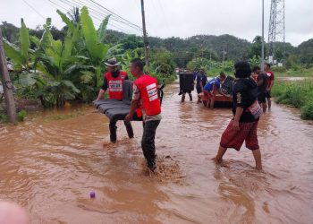 คืบหน้าฝนถล่มแม่สะเรียง แม่ฮ่องสอน เกิดเหตุอุทกภัยน้ำป่าไหลหลาก ท่วมบ้านเรือนมีผู้เสียชีวิต 1 รายและปริมาณน้ำหลากถึงอำเภอสบเมยแล้ว