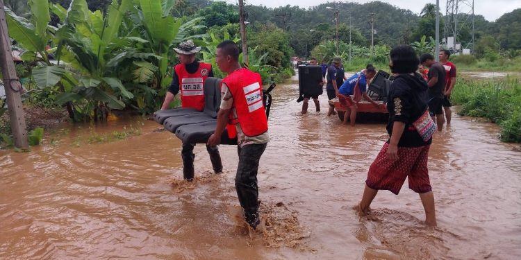 คืบหน้าฝนถล่มแม่สะเรียง แม่ฮ่องสอน เกิดเหตุอุทกภัยน้ำป่าไหลหลาก ท่วมบ้านเรือนมีผู้เสียชีวิต 1 รายและปริมาณน้ำหลากถึงอำเภอสบเมยแล้ว