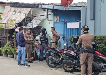 นาทีระทึก! สืบสวนโชคชัยลุยค้นยาเสพติด คนร้ายใช้มีดแทงก่อนถูกยิงสวน บาดเจ็บ 1 ราย