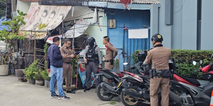 นาทีระทึก! สืบสวนโชคชัยลุยค้นยาเสพติด คนร้ายใช้มีดแทงก่อนถูกยิงสวน บาดเจ็บ 1 ราย