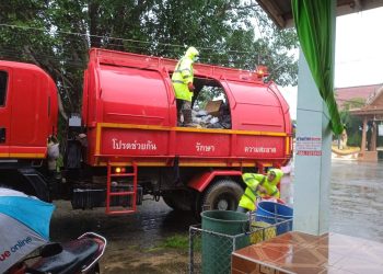 “นายกวิทยา กันกา” อบต.ป่าแดง มีนโยบายให้จนท.จัดเก็บขยะในพื้นที่ชุมชมและตามร้านอาหาร