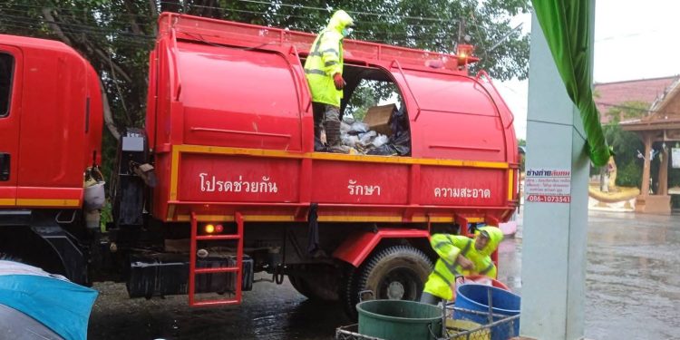 “นายกวิทยา กันกา” อบต.ป่าแดง มีนโยบายให้จนท.จัดเก็บขยะในพื้นที่ชุมชมและตามร้านอาหาร