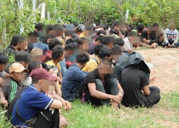 กาญจนบุรี – เยอะขนาดนี้หลุดผ่านมาได้อย่างไรเข้าถึงชั้นในเขตเมืองก่อนมาลงทิ้ง!! รถตู้คอนเทนเนอร์บรรทุกต่างด้าวเกือบ 200 คน มาลงทิ้งไว้ริมถนน ระหว่างหลักกิโลเมตรที่ 5 สายกาญจนบุรี – บ่อพลอย ก่อนจะขับออกไป จากนั้นมีรถกระบะเข้ามารับต่างด้าวออกไปอีกต่อ