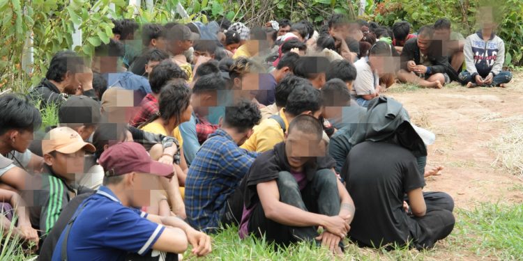 กาญจนบุรี – เยอะขนาดนี้หลุดผ่านมาได้อย่างไรเข้าถึงชั้นในเขตเมืองก่อนมาลงทิ้ง!! รถตู้คอนเทนเนอร์บรรทุกต่างด้าวเกือบ 200 คน มาลงทิ้งไว้ริมถนน ระหว่างหลักกิโลเมตรที่ 5 สายกาญจนบุรี – บ่อพลอย ก่อนจะขับออกไป จากนั้นมีรถกระบะเข้ามารับต่างด้าวออกไปอีกต่อ 12 กาญจนบุรี – เยอะขนาดนี้หลุดผ่านมาได้อย่างไรเข้าถึงชั้นในเขตเมืองก่อนมาลงทิ้ง!! รถตู้คอนเทนเนอร์บรรทุกต่างด้าวเกือบ 200 คน มาลงทิ้งไว้ริมถนน ระหว่างหลักกิโลเมตรที่ 5 สายกาญจนบุรี – บ่อพลอย ก่อนจะขับออกไป จากนั้นมีรถกระบะเข้ามารับต่างด้าวออกไปอีกต่อ