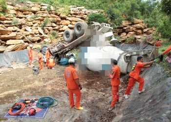 กาญจนบุรี – รถผสมปูนนำไปส่งลูกค้า เกิดพลาดตกเขาสูงดับอนาถคาซาก