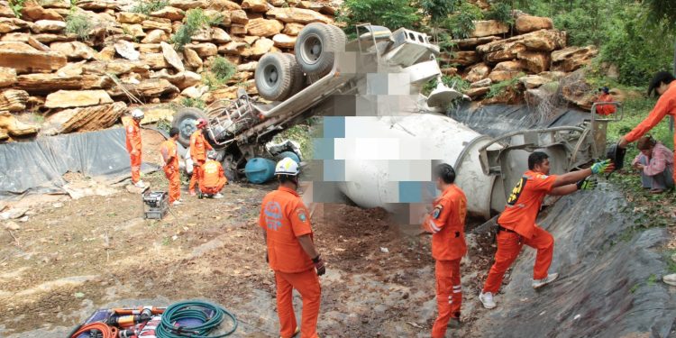 กาญจนบุรี – รถผสมปูนนำไปส่งลูกค้า เกิดพลาดตกเขาสูงดับอนาถคาซาก 12 กาญจนบุรี – รถผสมปูนนำไปส่งลูกค้า เกิดพลาดตกเขาสูงดับอนาถคาซาก