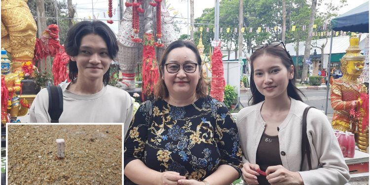 ปทุมธานี บินตรงจากหาดใหญ่แก้บนท้าวเวสฯหลังลูกชายเข้ามหาลัยดังสาขาเอกเปียนโนสำเร็จ ไอ้ไข่มาเข้าฝันรีบมาขอพรให้โชคมาแล้ว 2 ครั้ง