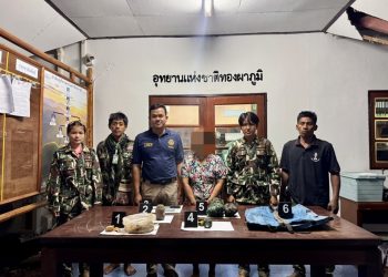 กาญจนบุรี – ศาลจังหวัดทองผาภูมิ พิพากษา จำคุก 2 จำเลยสาวชาวกะเหรี่ยง แก๊งลักลอบขุดดินร่อนแร่ทองคำ คนละ 6 ปี ไม่รอลงอาญา สารภาพลดโทษเหลือ 3 ปี