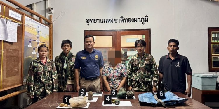 กาญจนบุรี – ศาลจังหวัดทองผาภูมิ พิพากษา จำคุก 2 จำเลยสาวชาวกะเหรี่ยง แก๊งลักลอบขุดดินร่อนแร่ทองคำ คนละ 6 ปี ไม่รอลงอาญา สารภาพลดโทษเหลือ 3 ปี