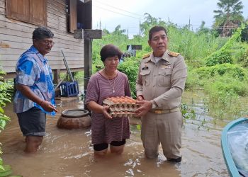 ปทุมธานี น้ำท่วมชุมชนหลังวัดน้ำวน นายกเล็กลุยแจกไข่